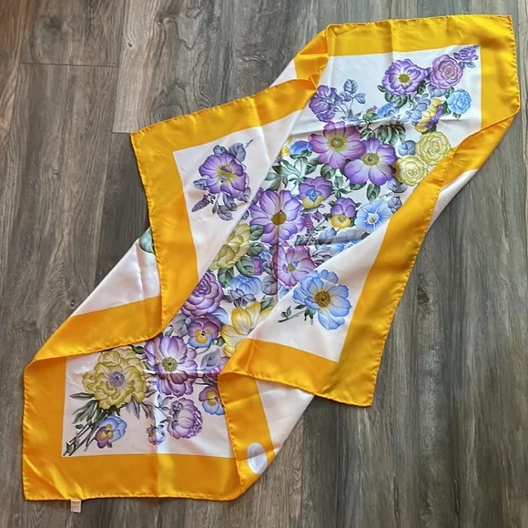 New in box vintage multicolored Gucci silk scarf - Picture 10 of 16